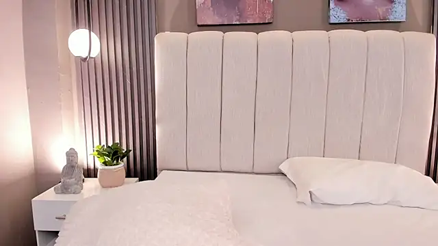 GiannaColling1 online show from 12.13.25