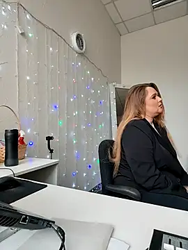 Juicy PeachLux online show from 04.19.26