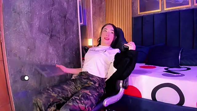 Small Hot19 online show from 04.17.26