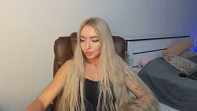 Snapshot of OhMyEmma chatting on 06.17.26 OhMyEmma online show from 06.17.26
