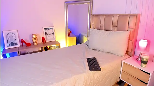 Snapshot of naia_xo chatting on 11.06.25 naia xo online show from 11.06.25