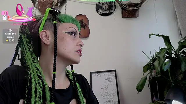 Snapshot of freyaa_sorcerees chatting on 10.21.25 freyaa sorcerees online show from 10.21.25