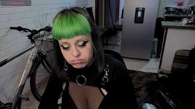 Snapshot of freyaa_sorcerees chatting on 11.13.25 freyaa sorcerees online show from 11.13.25