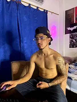 Snapshot of Zayn_kane chatting on 12.16.25 Zayn kane online show from 12.16.25