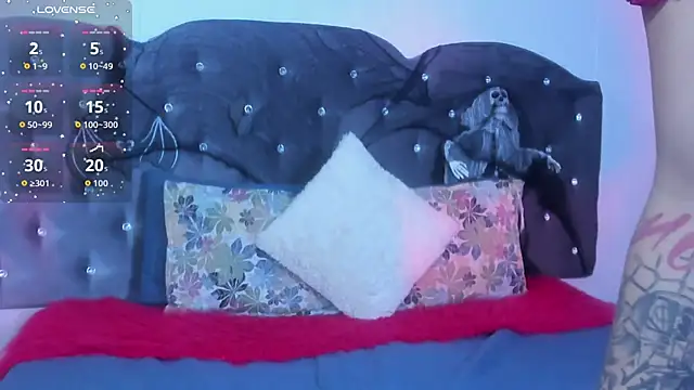 Lia Valmont online show from 10.24.25