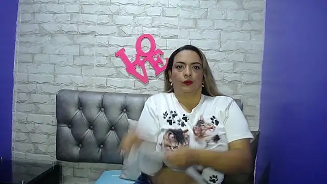 Snapshot of Milf-Prettyboobs chatting on 05.11.26 Milf-Prettyboobs online show from 05.11.26