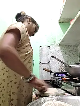 Snapshot of Hotty-Nidhi chatting on 09.14.25 Hotty-Nidhi online show from 09.14.25