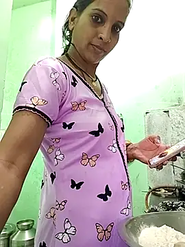 Snapshot of Hotty-Nidhi chatting on 10.04.25 Hotty-Nidhi online show from 10.04.25