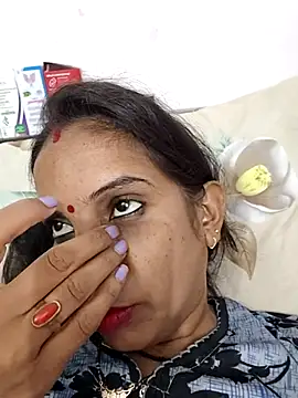 Snapshot of Hotty-Nidhi chatting on 10.08.25 Hotty-Nidhi online show from 10.08.25