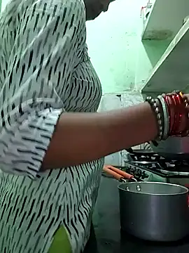 Snapshot of Hotty-Nidhi chatting on 10.18.25 Hotty-Nidhi online show from 10.18.25