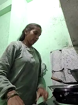 Snapshot of Hotty-Nidhi chatting on 11.19.25 Hotty-Nidhi online show from 11.19.25