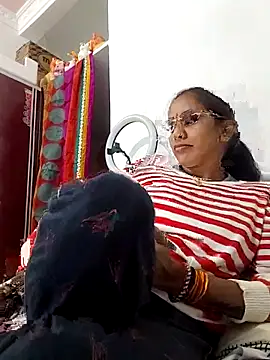 Snapshot of Hotty-Nidhi chatting on 12.04.25 Hotty-Nidhi online show from 12.04.25