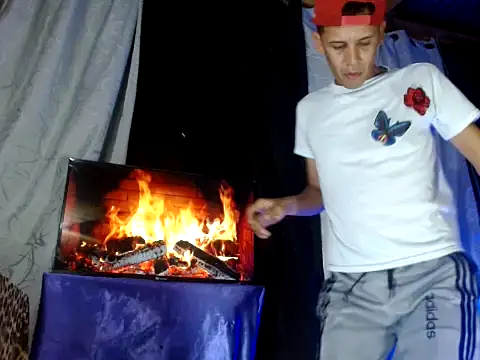 Snapshot of Hidden_Fantasies chatting on 11.06.25 Hidden Fantasies online show from 11.06.25