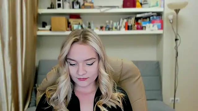 Kara Smith  online show from 10.04.25