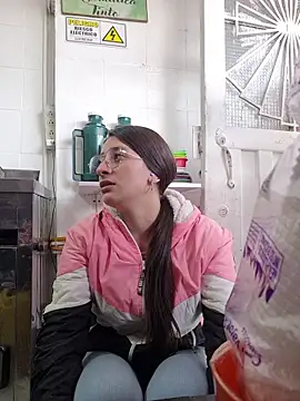 Snapshot of HOLY_DOLL chatting on 10.23.25 HOLY DOLL online show from 10.23.25