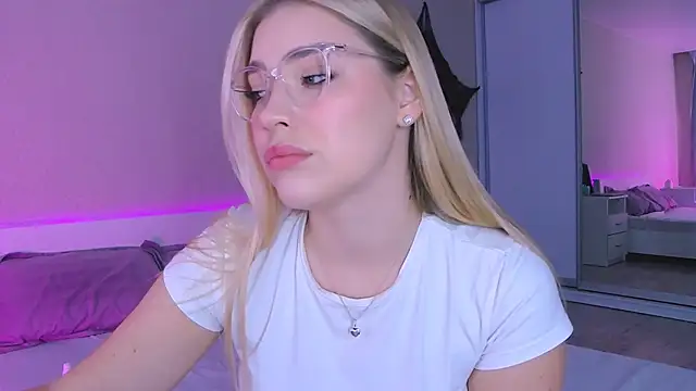 Snapshot of DIANAxxxDIAMOND chatting on 10.29.25 DIANAxxxDIAMOND online show from 10.29.25