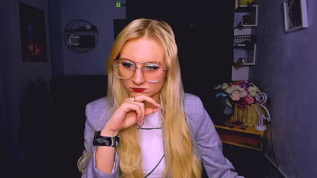 Snapshot of madam_uliis chatting on 12.22.25 madam uliis online show from 12.22.25