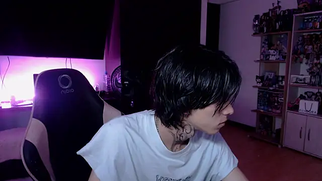 Snapshot of xIce_Boy chatting on 12.04.25 xIce Boy online show from 12.04.25