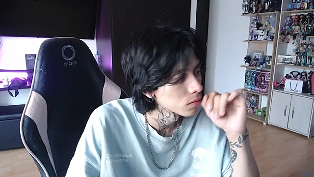 Snapshot of xIce_Boy chatting on 12.05.25 xIce Boy online show from 12.05.25