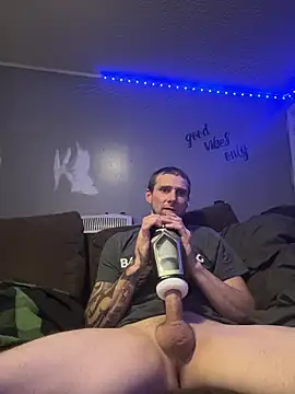 Snapshot of Stillhard8925 chatting on 10.24.25 Stillhard8925 online show from 10.24.25