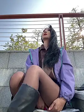 Snapshot of linger-23 chatting on 12.21.25 linger-23 online show from 12.21.25