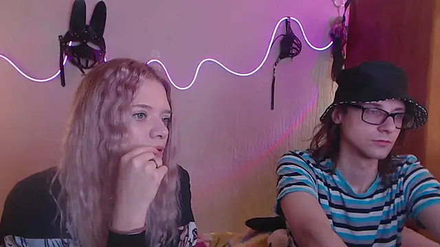 Snapshot of Your_Horny_Friends chatting on 03.17.25 Your Horny Friends online show from 03.17.25