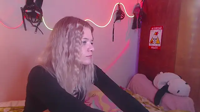 Snapshot of Your_Horny_Friends chatting on 03.23.25 Your Horny Friends online show from 03.23.25