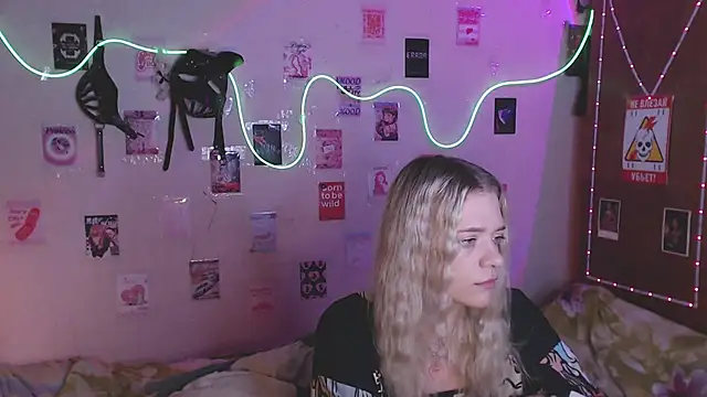 Snapshot of Your_Horny_Friends chatting on 10.14.25 Your Horny Friends online show from 10.14.25