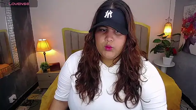 Snapshot of ailyn_maury chatting on 10.25.25 ailyn maury online show from 10.25.25