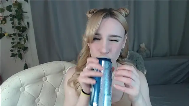 Snapshot of Mia__Kitty chatting on 03.19.25 Mia  Kitty online show from 03.19.25