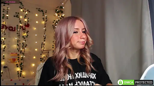 Snapshot of Mia__Kitty chatting on 09.21.25 Mia  Kitty online show from 09.21.25