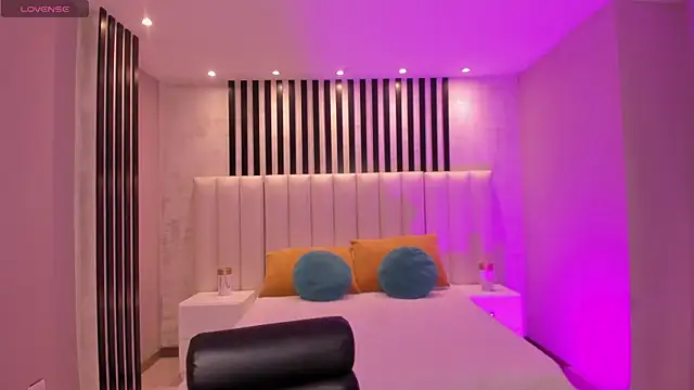 MaiaCollins online show from 11.26.25