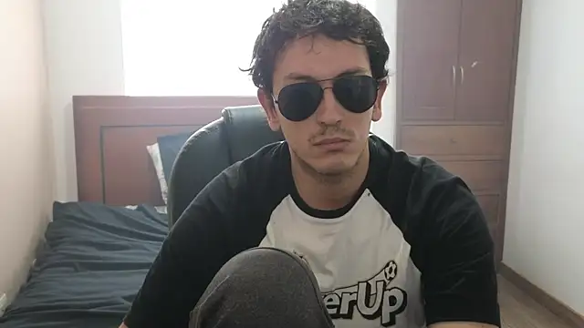 Snapshot of hardaftercum chatting on 03.18.25 hardaftercum online show from 03.18.25