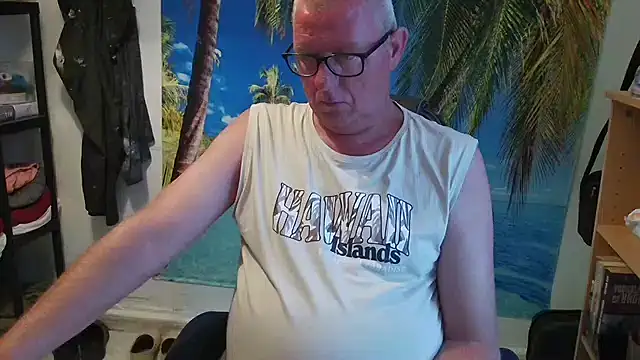 Snapshot of JamesBauer chatting on 06.15.26 JamesBauer online show from 06.15.26