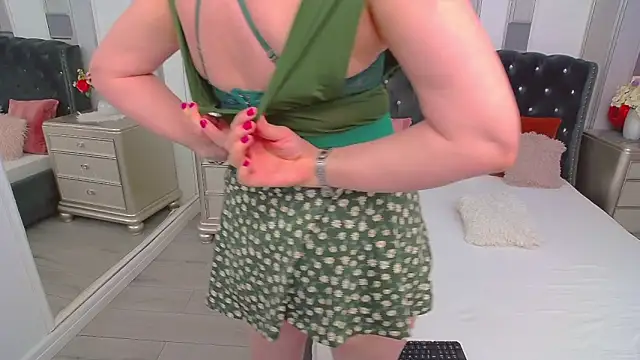 Snapshot of SuzzySun chatting on 01.14.26 SuzzySun online show from 01.14.26