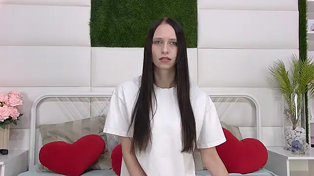 Snapshot of TaraHarris chatting on 10.09.25 TaraHarris online show from 10.09.25