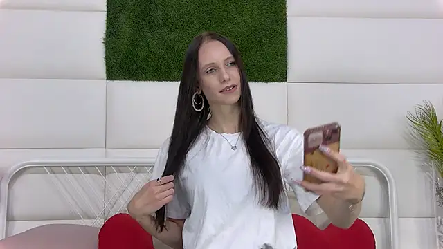 Snapshot of TaraHarris chatting on 10.19.25 TaraHarris online show from 10.19.25