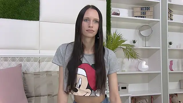 Snapshot of TaraHarris chatting on 11.07.25 TaraHarris online show from 11.07.25