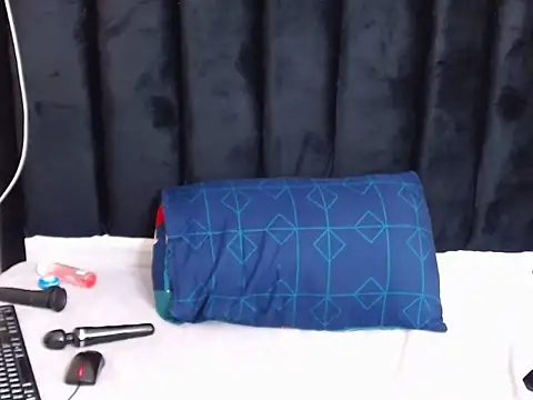 Snapshot of AriesCake chatting on 03.22.25 AriesCake online show from 03.22.25