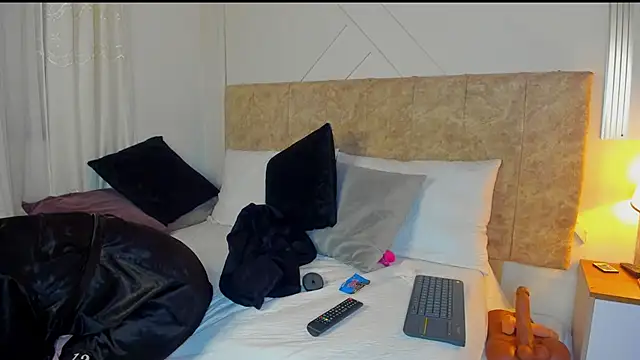 angelinarouse  online show from 12.17.25