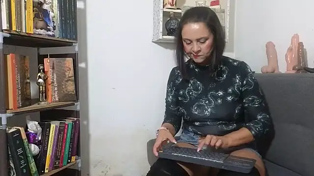 Snapshot of Amadamilf1980 chatting on 11.05.25 Amadamilf1980 online show from 11.05.25