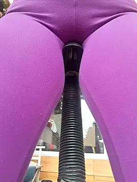 Snapshot of Amadamilf1980 chatting on 12.04.25 Amadamilf1980 online show from 12.04.25