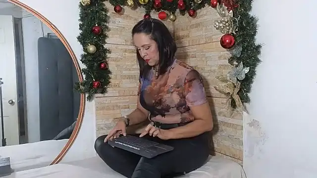 Snapshot of Amadamilf1980 chatting on 12.05.25 Amadamilf1980 online show from 12.05.25