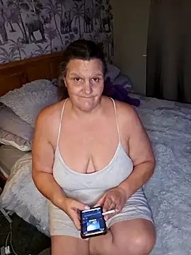 MissQueenBeex online show from 10.13.25