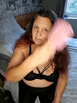 MissQueenBeex online show from 10.23.25