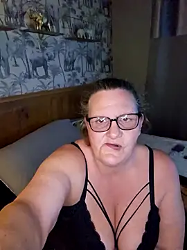 MissQueenBeex online show from 04.18.26