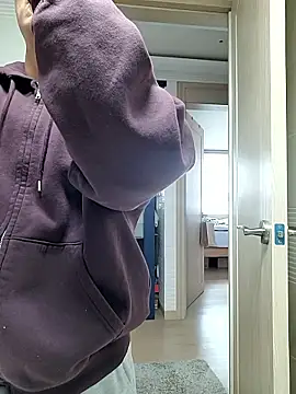 woonee827372 online show from 11.20.25