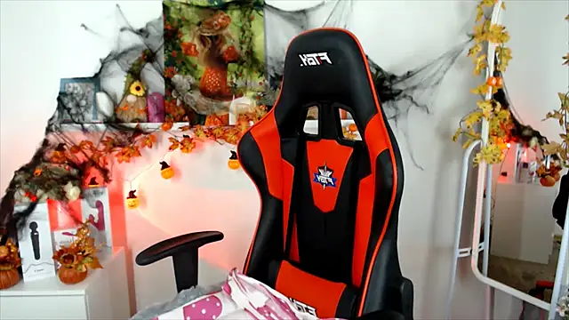 Snapshot of Lucky_Lana chatting on 10.28.25 Lucky Lana online show from 10.28.25