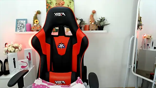 Snapshot of Lucky_Lana chatting on 11.24.25 Lucky Lana online show from 11.24.25