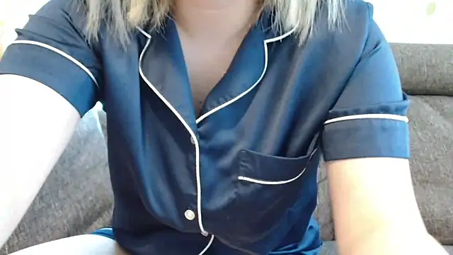Snapshot of saratannn chatting on 10.15.25 saratannn online show from 10.15.25